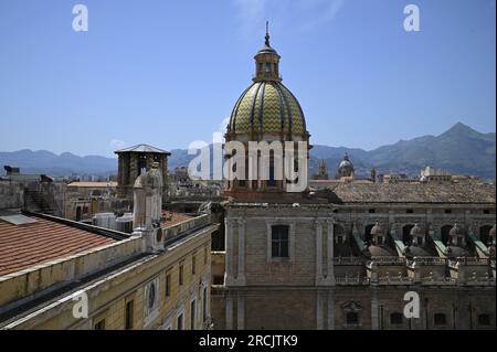 Stadtbild mit malerischem Blick auf das barocke Chiesa di San Giuseppe dei Teatini, ein historisches Wahrzeichen von Palermo in Sizilien, Italien. Stockfoto