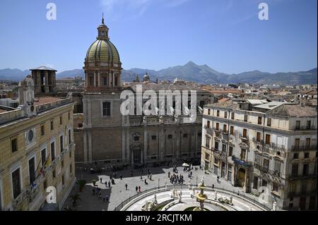 Stadtbild mit malerischem Blick auf das barocke Chiesa di San Giuseppe dei Teatini, ein historisches Wahrzeichen von Palermo in Sizilien, Italien. Stockfoto