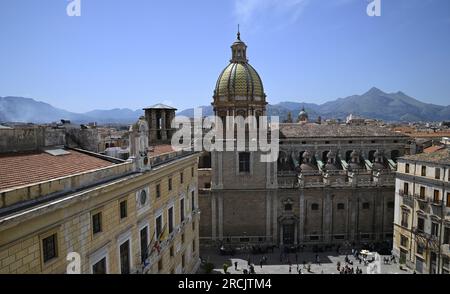 Stadtbild mit malerischem Blick auf das barocke Chiesa di San Giuseppe dei Teatini, ein historisches Wahrzeichen von Palermo in Sizilien, Italien. Stockfoto