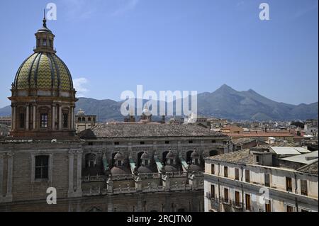 Stadtbild mit malerischem Blick auf das barocke Chiesa di San Giuseppe dei Teatini, ein historisches Wahrzeichen von Palermo in Sizilien, Italien. Stockfoto