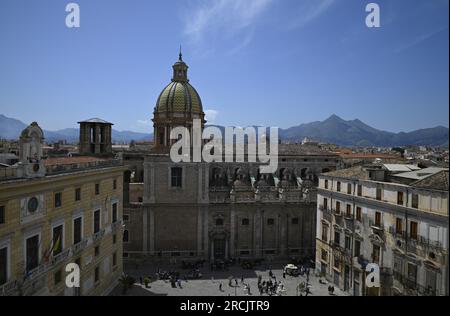 Stadtbild mit malerischem Blick auf das barocke Chiesa di San Giuseppe dei Teatini, ein historisches Wahrzeichen von Palermo in Sizilien, Italien. Stockfoto