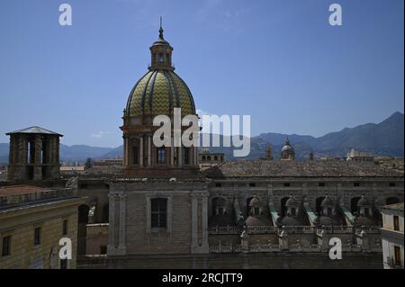 Stadtbild mit malerischem Blick auf das barocke Chiesa di San Giuseppe dei Teatini, ein historisches Wahrzeichen von Palermo in Sizilien, Italien. Stockfoto