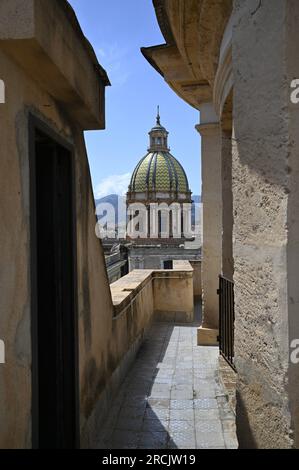 Stadtbild mit malerischem Blick auf das barocke Chiesa di San Giuseppe dei Teatini, ein historisches Wahrzeichen von Palermo in Sizilien, Italien. Stockfoto