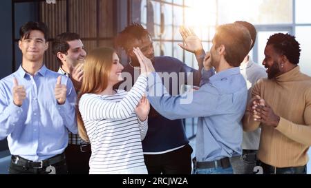 Business-Team aus überfreulichen Profis, die jubeln, gutes Verkaufsergebnis feiern, finanzielles Ziel erreichen Stockfoto