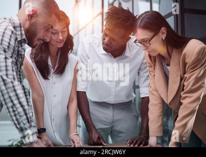 Verhandeln Sie Marketingberichte, statistische Diagramme, arbeiten Sie gemeinsam an einem Startup-Projekt Stockfoto