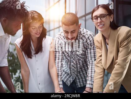 Diskussionen über neue Projekt. Gruppe der modernen Menschen in einer Sitzung während der creative Office stehend Stockfoto