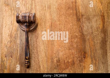 Richtergavel auf Holzhintergrund, Draufsicht. Rechtskonzept Stockfoto