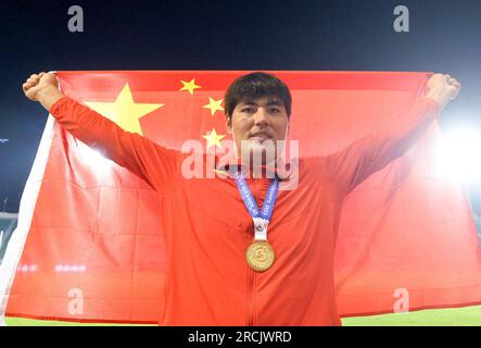 (230715) -- BANGKOK, 15. Juli 2023 (Xinhua) -- Abuduaini Tuergong von China feiert nach der Verleihung des Männerdiskuswurffinals bei der Asiatischen Leichtathletik-Meisterschaft 25. in Bangkok, Thailand, 15. Juli 2023. (Xinhua/Rachen Sageamsak) Stockfoto