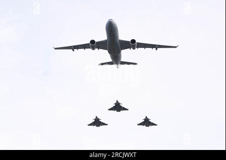 Die französische Luft- und Raumstreitkräfte Airbus 330 MRTT Phenix und die französische Luft- und Raumfahrt Dassault Rafale B führen am 14. Juli 2023 während der Militärparade am Bastille Day auf der Champs-Elysées in Paris einen Überflug durch. Foto: Tomas Stevens/ABACAPRESS.COM Stockfoto