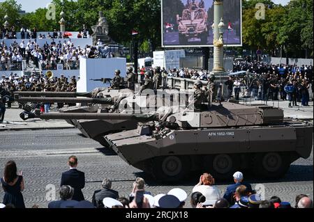 Leclerc-Panzer während der Militärparade zum Bastille-Tag auf der Champs-Elysées Avenue in Paris am 14. Juli 2023. Foto: Tomas Stevens/ABACAPRESS.COM Stockfoto