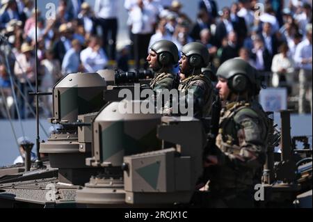 Französische Soldaten fahren am 14. Juli 2023 während der Militärparade am Bastille Day auf der Champs-Elysées in Paris ein Aufklärungsfahrzeug der EBRC Jaguar Panzerung. Foto: Tomas Stevens/ABACAPRESS.COM Stockfoto