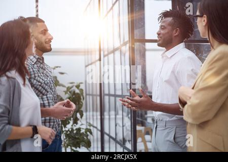 Motivierte internationale, multiethnische Mitglieder des Unternehmensteams Stockfoto
