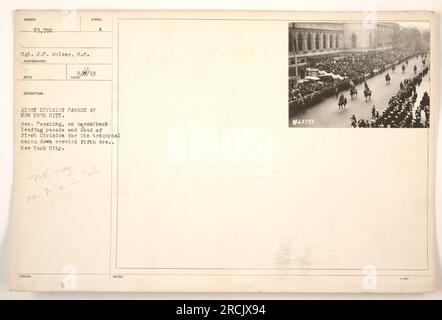 General Pershing führt zu Pferd die First Division Parade durch eine überfüllte Fifth Avenue in New York City. Das Foto wurde von Sergeant J.P. gemacht Mulser, S.C. Das Bild hat die Nummer 63.792 und wurde am 2/8/19 herausgegeben. Dieses historische Ereignis fand statt, um den Triumph der First Division zu feiern. Stockfoto