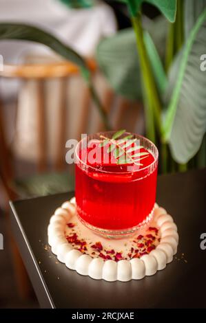 Festlicher rosafarbener Cocktail mit Champagner oder Prosecco mit Eis auf dem Tisch im Restaurant Stockfoto
