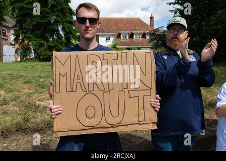 Protest findet vor dem Haus von Ron Martin statt, Eigentümer des National League Club Southend United. Die Fans geben ihm die Schuld an der schlechten finanziellen Situation der Clubs Stockfoto