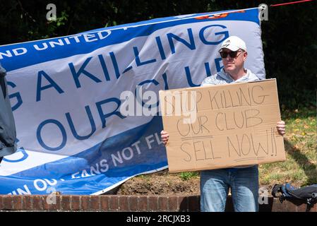 Protest findet vor dem Haus von Ron Martin statt, Eigentümer des National League Club Southend United. Die Fans geben ihm die Schuld an der schlechten finanziellen Situation der Clubs Stockfoto