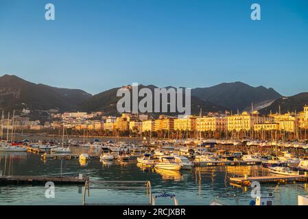 Salerno, Italien - 25. Dezember 2022: Port Masuccio Salernitano ist ein Yachthafen östlich des Handelshafens von Salerno Stockfoto