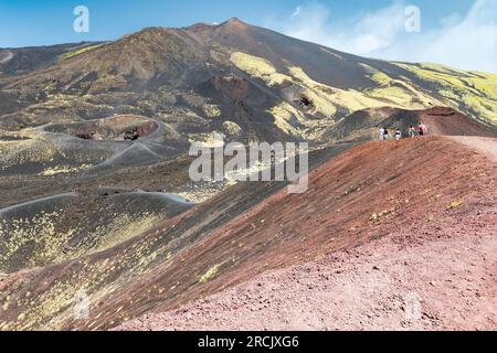 Touristen auf den Hängen des Ätna auf der Insel Sizilien, Italien Stockfoto