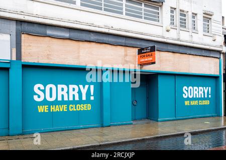 Geschlossen Poundland Shop und Gebäude zum Verkauf im Stadtzentrum von Crewe Cheshire UK Stockfoto