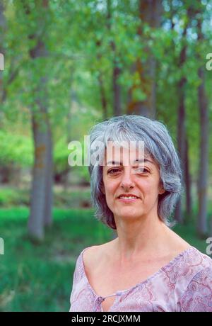 Portrait von reife Frau im Wald. Stockfoto