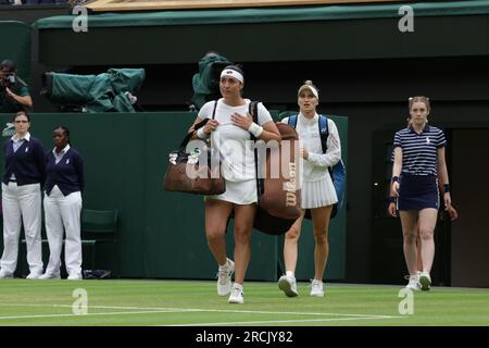 London, Großbritannien. 15. Juli 2023 15. Juli 2023; All England Lawn Tennis and Croquet Club, London, England: Wimbledon Tennis Tournament; Womens Singles Endspiel, Marketa Vondrousova und Ons Jabeur kommen auf dem Center Court. Guthaben: Action Plus Sports Images/Alamy Live News Stockfoto