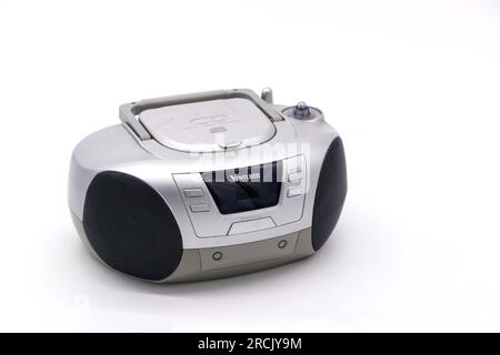 Tragbares CD-Player-Radio in klassischem Silber Stockfoto