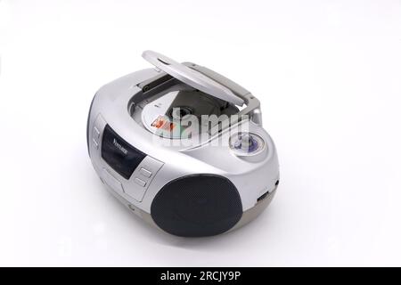 Tragbares CD-Player-Radio in klassischem Silber Stockfoto