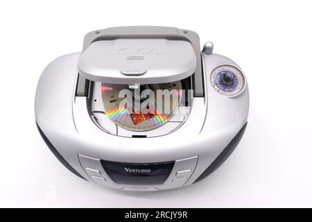 Tragbares CD-Player-Radio in klassischem Silber Stockfoto