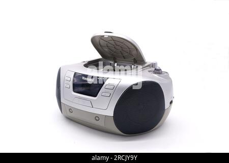 Tragbares CD-Player-Radio in klassischem Silber Stockfoto