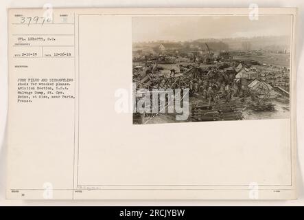 CPL. Lubatty hat dieses Bild am 26. Dezember 1918 in der Nähe von Paris aufgenommen. Das Foto zeigt Schrotthaufen und Abwrackschuppen, die zur Bergung von Flugzeugwracks in der Luftfahrtabteilung in den USA verwendet wurden Bergungskippe in St. Cyr. Stockfoto