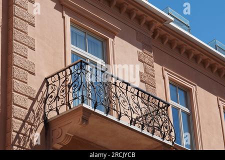 Balkon an einem Stadthaus in Meran, Südtirol, Italien Stockfoto