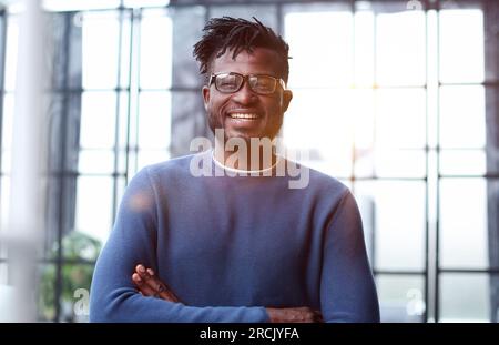 Schöne fröhliche african american Executive Business Mann an den Arbeitsbereich Büro Stockfoto