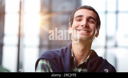 Reifes europäisches männliches Modell, das sich drinnen für ein Nahporträt posiert. Stockfoto
