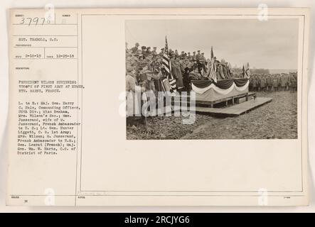 Präsident Wilson überprüft Truppen der Ersten Armee in Humes, hte. Marne, Frankreich. Auf dem Foto sehen Sie Major General Harry C. Hale, kommandierender Offizier der 26. Division, Miss Benham, Mrs. Wilsons Sekretärin, Madame. Jusserand, Ehefrau von M. Jusserand, französischer Botschafter in den USA; Generalleutnant Hunter Liggett, kommandierender Offizier der Ersten Armee; Frau Wilson; M. Jusserand, französischer Botschafter in den USA; General Leerat (Französisch); Generalmajor WM. W. Harts, befehlshabender Offizier des Bezirks Paris. Stockfoto