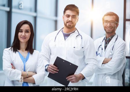 Portrait von drei selbstbewussten Ärzten im Krankenhausgang Stockfoto