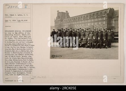 CPL. James J. Lydon und die medizinische Abteilung der Abtreibung werden im Büro des behandelnden Chirurgen im Hauptquartier des Bezirks Paris gezeigt. Auf dem Foto sind verschiedene Soldaten zu sehen, die von Privaten bis zu erstklassigen Privaten reichen, sowie Sergeants und Lieutenants, darunter LT. Fred B. Bass, LT. Colonel Thos. C. Austin und Captain Walter D. McKenna, unter anderem. Der Vertragschirurg Paul Gallagher ist ebenfalls auf dem Bild zu sehen. Stockfoto