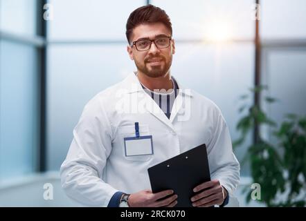 Erfahrener Arzt mit einem Ordner in den Händen Stockfoto