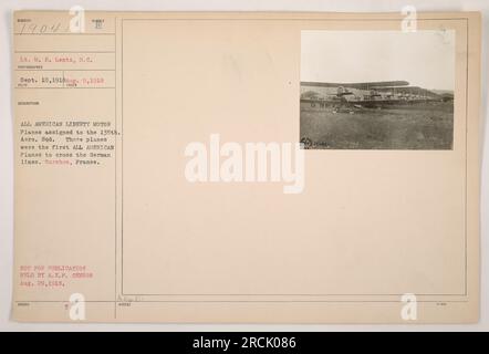 Dieses Bild zeigt LT. M. S. Lentz vom Signalkorps am 10. September 1918 in Ourches, Frankreich. Das Foto zeigt die ersten amerikanischen Liberty Motor-Flugzeuge der 135. Geschwader, die im 1. Weltkrieg die deutschen Linien überquerten Das Bild wurde am 29. August 1918 vom A.E.P. Zensor aufgenommen und gehalten. Stockfoto