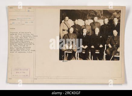 "Sekretär von war Baker's Party im Hotel Crillon, 15. April 1918. Anwesend waren wichtige militärische und diplomatische Persönlichkeiten, darunter Kapitän de Marenches, französische Armee; Oberst Carl Boyd, Stabschef der USA; Oberstleutnant M.L. Brett, Oberst Fox Connor, Commander R.D. White, U.S. N.; Ralph A. Hayes, Sekretär von Herrn Baker; General Pershing; Botschafter Sharp; und Major General William M. Black. Dieses Foto wurde am 13. April 1918 von der Abteilung des war College veröffentlicht. Stockfoto