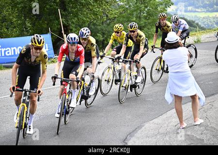 Annemasse nach Morzine Les Portes du Soleil, Frankreich. 15. Juli 2023 Belgischer Tiesj Benoot von Jumbo-Visma, niederländischer Dylan Van Baarle von Jumbo-Visma, belgischer Wout Van Aert von Jumbo-Visma, dänischer Jonas Vingegaard von Jumbo-Visma und slowenischer Tadej Pogacar von Team Emirates, die während der Etappe 14 des Radrennens Tour de France in Aktion gezeigt wurden, Von Annemasse nach Morzine Les Portes du Soleil (151, 8 km), Frankreich, Samstag, 15. Juli 2023. Die diesjährige Tour de France findet vom 01. Bis 23. Juli 2023 statt. BELGA FOTO JASPER JACOBS Kredit: Belga News Agency/Alamy Live News Stockfoto