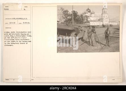 Mitarbeiter der Signalkorps-Fotoeinheit - 1. Lieutenant Charles I. Reid und Master Signal Elektriker Grier M. Shotwell - in Nordrussland während des Ersten Weltkriegs. Sie sind vor der Klosterkirche von Erzengel abgebildet. Dieses Foto wurde am 25. Juni 1919 von Sergeant Shotwell vom Signalkorps aufgenommen. Stockfoto