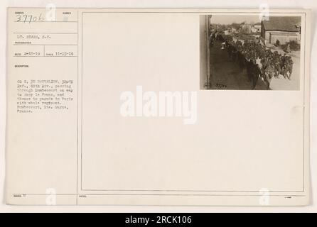 Soldaten aus Co G, 3. Bataillon, 320. Infanterie, 60. Division, die Humbecourt auf dem Weg nach Ancy le Frane passieren und schließlich mit dem ganzen Regiment in Paris parieren. Aufgenommen am 23. November 1918, in Humbecourt, hte. Varne, Frankreich. LT. Sears, S.C. war der Fotograf. Stockfoto