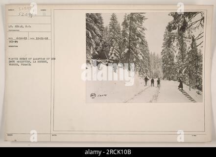 Winterszene der Quartiere der 20. Ingenieure in La Bresse, Vogesen, Frankreich. Das Foto wurde am 21. Dezember 1918 von Lieutenant Seas, S.C. aufgenommen Es wurde die Nummer 52098 zugewiesen und wird als Winterszene der Männerunterkünfte beschrieben. Das Foto stammt aus der Sammlung „Fotos von amerikanischen Militäraktivitäten während des Ersten Weltkriegs“. Stockfoto