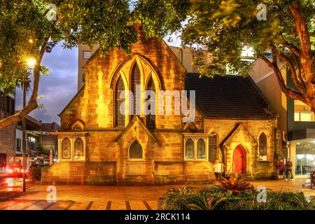 Nachtszene der Little Gothic Manly Congregational Church aus dem Jahr 1862 in Manly, Sydney, Australien Stockfoto