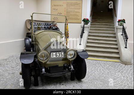 Artstetten, Niederösterreich, Österreich. 05. Juli 2023. Nachbildung des Wagens, in dem Franz Ferdinand und seine Frau Sophie erschossen wurden Stockfoto