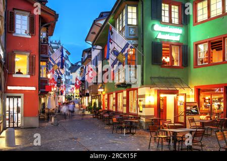 Abendszene in Zürich, Schweiz, entlang der Pitoreske Augustinergasse. Stockfoto