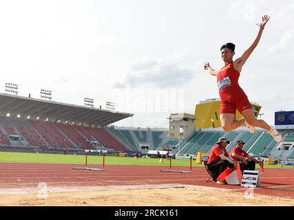 Bangkok, Thailand. 15. Juli 2023. Zhang Mingkun aus China tritt beim Langsprung-Finale der Männer bei den Athletik-Meisterschaften 25. in Bangkok, Thailand, am 15. Juli 2023 an. Kredit: Rachen Sageamsak/Xinhua/Alamy Live News Stockfoto