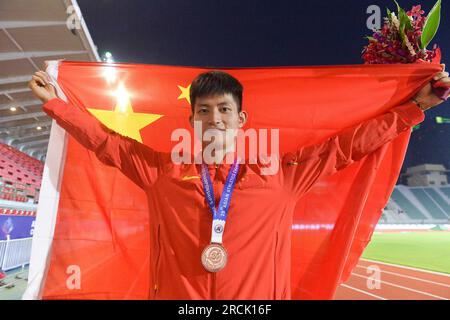 Bangkok, Thailand. 15. Juli 2023. Zhang Mingkun aus China feiert nach der Preisverleihung für das Langsprung-Finale der Männer bei den asiatischen Leichtathletikmeisterschaften 25. in Bangkok, Thailand, am 15. Juli 2023. Kredit: Rachen Sageamsak/Xinhua/Alamy Live News Stockfoto