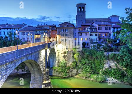 Nachtblick auf Ponte del Diavolo (Teufelsbrücke) über den Fluss Natisone in Cividale del Friuli, Provinz Udine, Italien Stockfoto