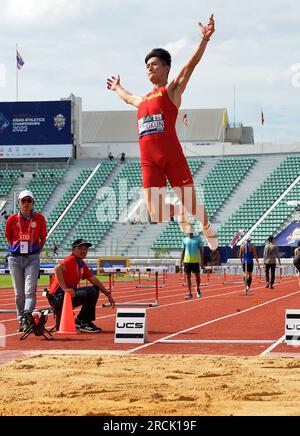 Bangkok, Thailand. 15. Juli 2023. Zhang Mingkun aus China tritt beim Langsprung-Finale der Männer bei den Athletik-Meisterschaften 25. in Bangkok, Thailand, am 15. Juli 2023 an. Kredit: Rachen Sageamsak/Xinhua/Alamy Live News Stockfoto